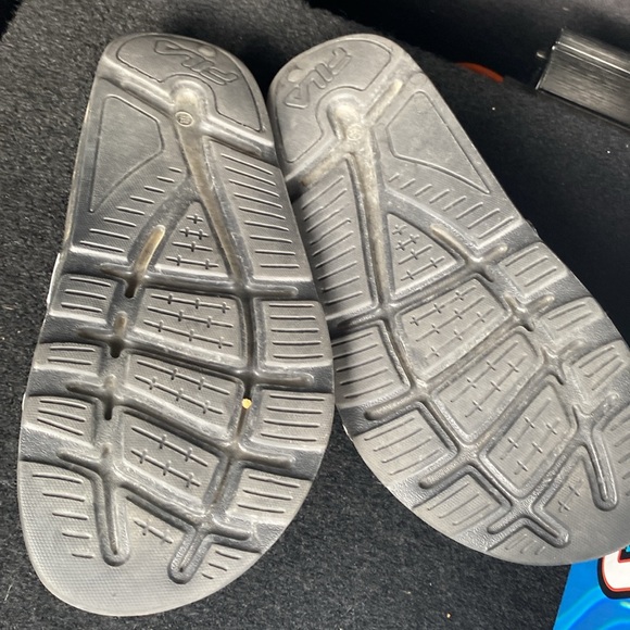 Women’s Filas Sandals size 8 - Picture 2 of 4